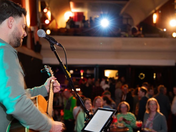 Max Trieß, Gitarrist und Sänger für Hochzeiten, Tanzmusik