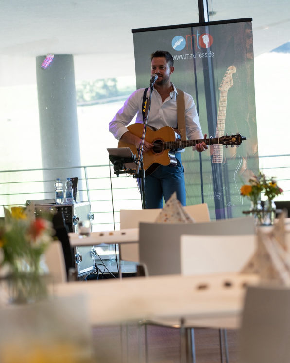 Max Trieß, Gitarrist und Sänger für Hochzeiten, Dinner